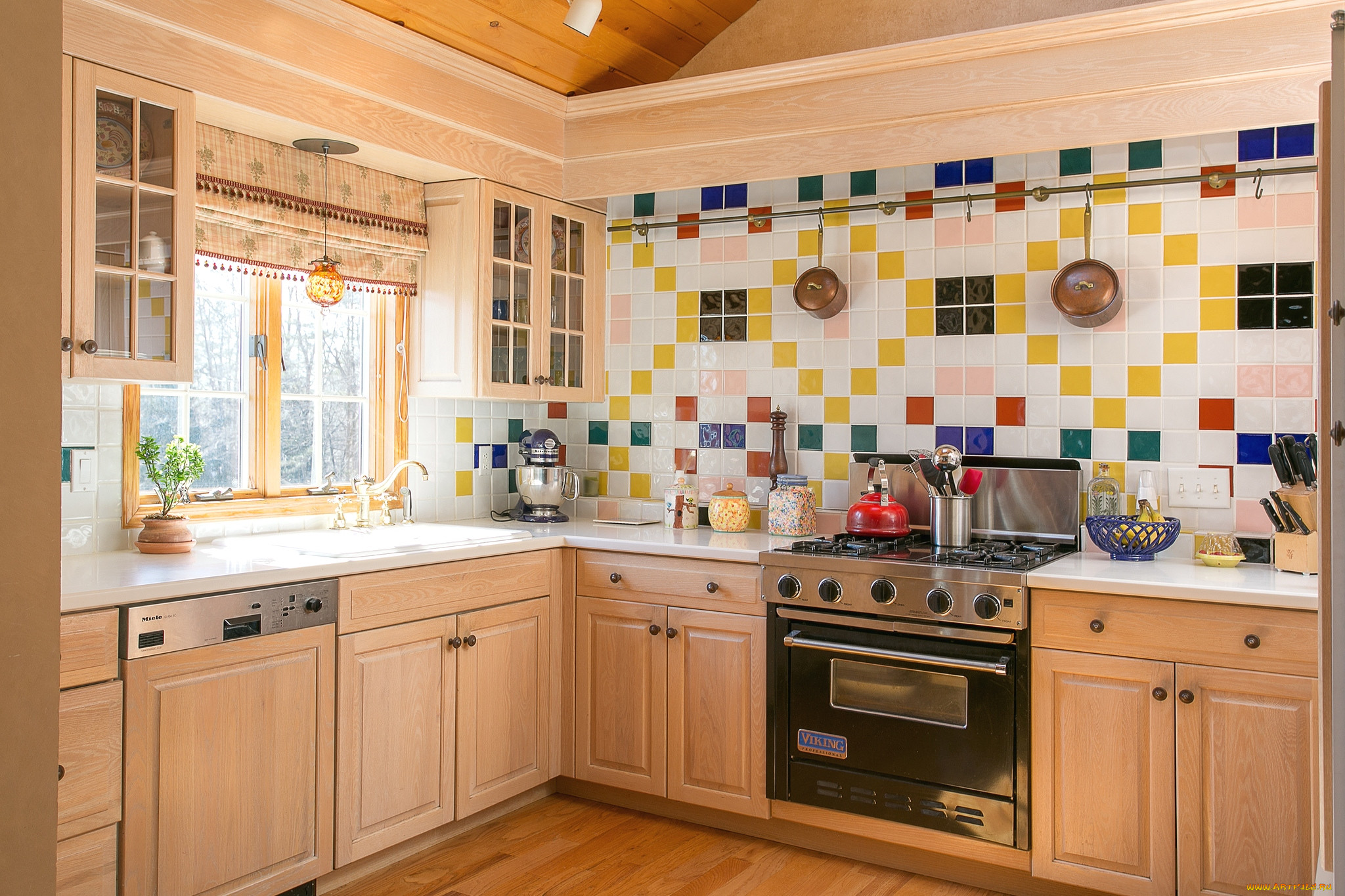 Цветная плитка в интерьере кухни